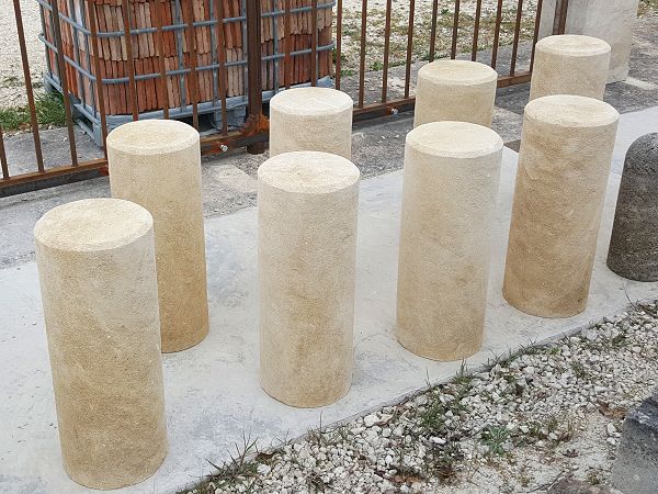 Bornes cylindriques en pierre de taille