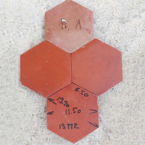 tomettes anciennes hexagonales 11.5x11.5 du 18eme siècle tamponnée R.A