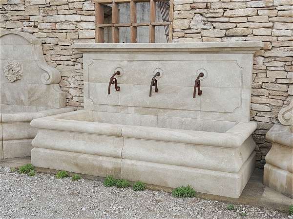 Large fontaine murale en pierre avec becs en fer forgé Largeur 216 cm × Hauteur 132 cm