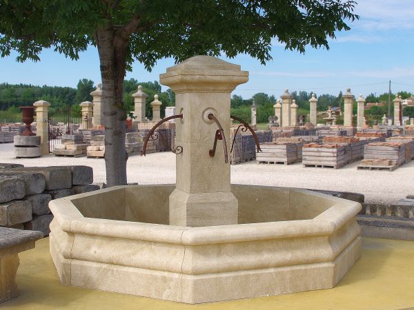 Fontaine centrale en pierre naturelle de taille