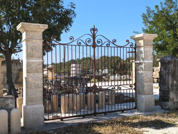 Ensemble pilastres en pierre naturelle et portail en fer forgé provençal