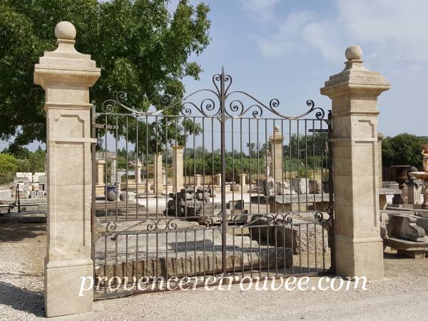 Paire de piliers avec boule en pierre avec portail provençal en fer massif