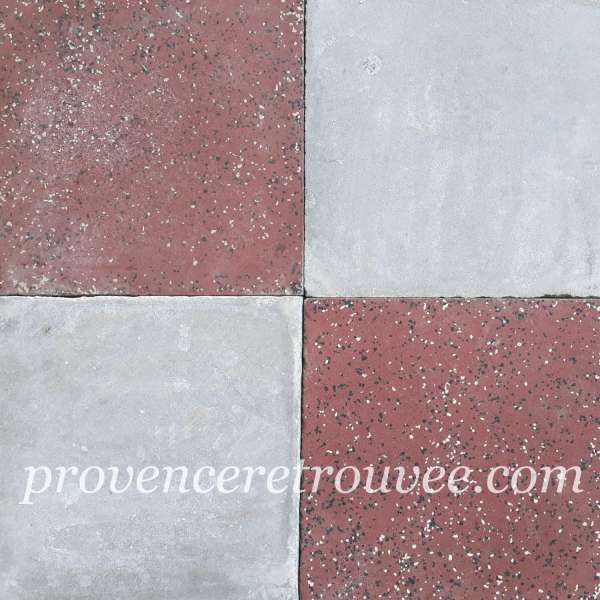 Carrelage ciment ancien à damier gris clair et brun rouge moucheté de blanc