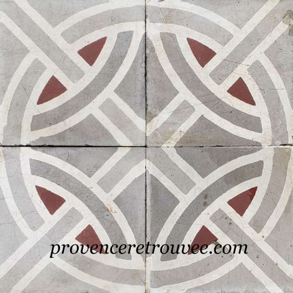 Carrelages anciens en ciment de couleurs à motif géométrique