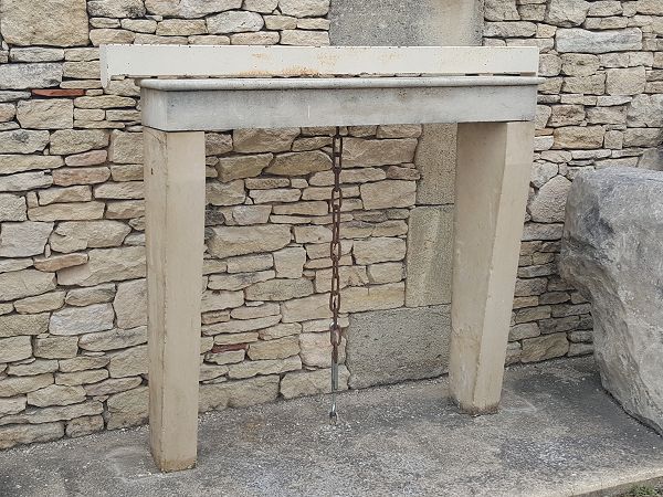 Cheminée traditionnelle en pierre ancienne de bourgorgne gris claire finition bouchardée sur le linteau et ses jambages