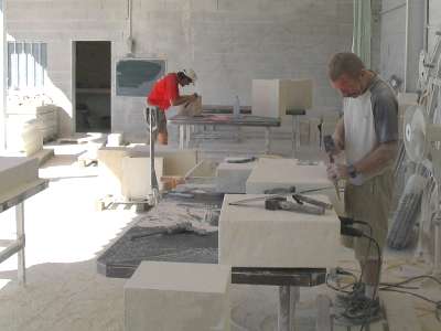 Tailleurs de pierre au travail chez Provence Retrouvée à l'isle sur la sorgue