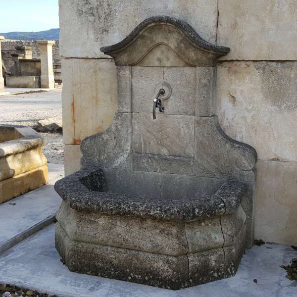 Vieille fontaine en pierre naturelle calcaire à la patine inimitable