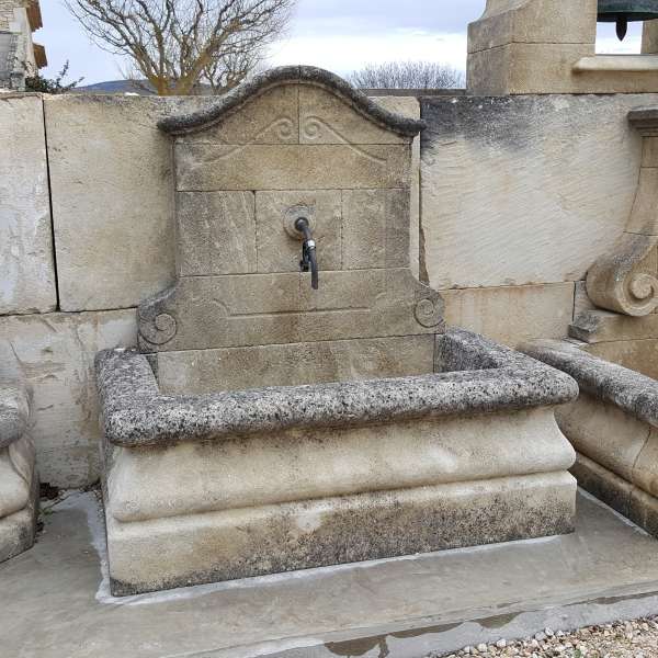 Fontaine de jardin en pierre ancienne avec chapiteau arrondi