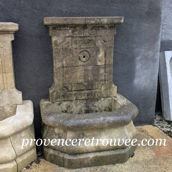 Fontaine de jardin ancienne en pierre patinée par le temps