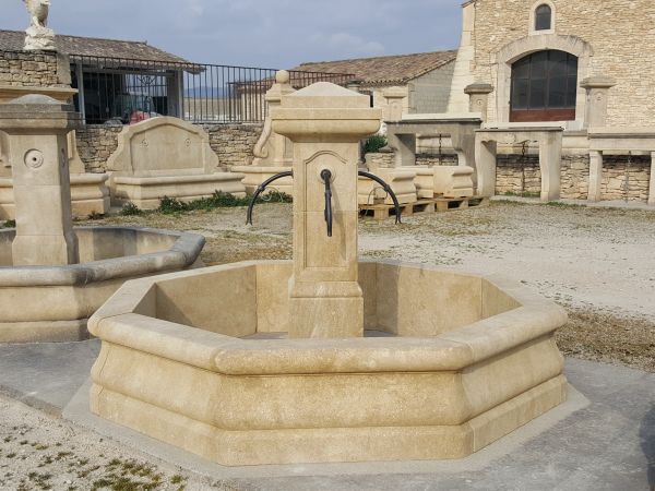 Fontaine centrale en pierre de Provence avec colonne et bassin en pierre diamètre 230cm