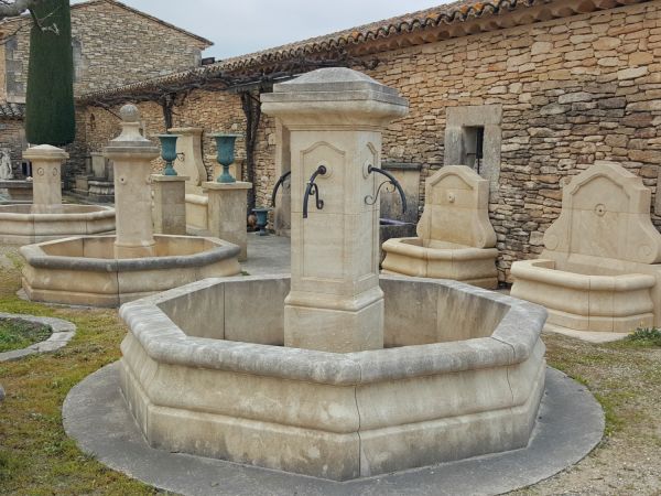 Fontaine centrale en pierre de Provence avec colonne et bassin en pierre diamètre 250 cm