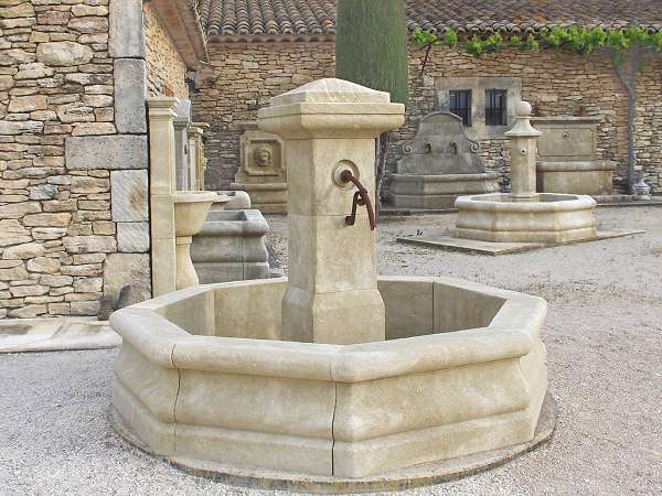 Fontaine octogonale rustique en pierre naturelle diamètre 2m00