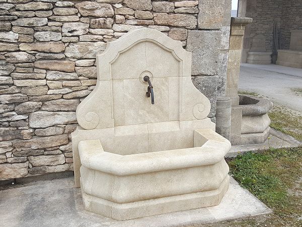 Fontaine de jardin avec dosseret en pierre