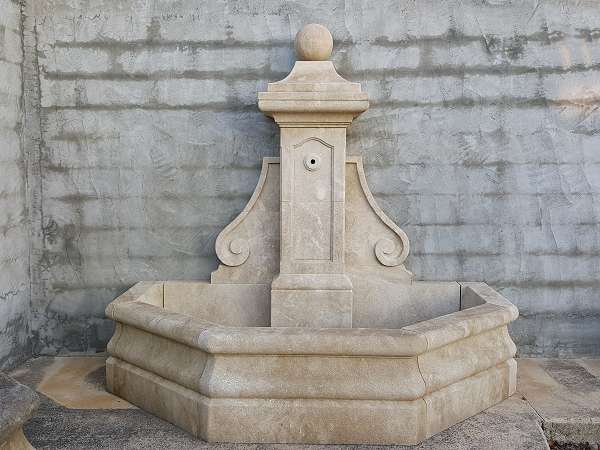 Grande fontaine en pierre de taille