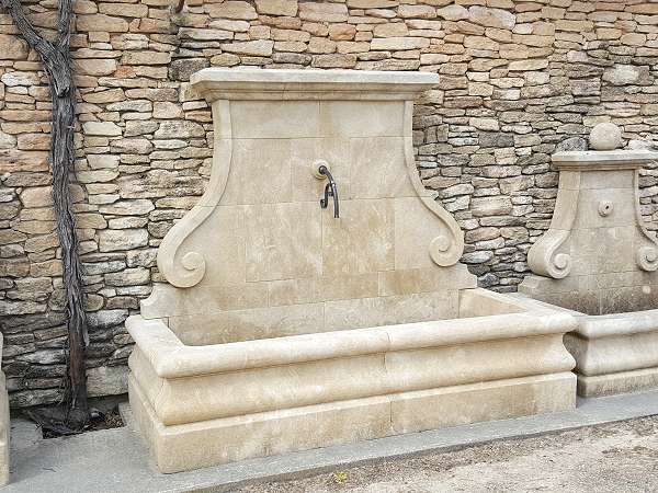 Imposante fontaine de jardin en pierre naturelle