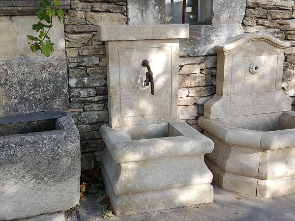 Petite fontaine de jardin en pierre