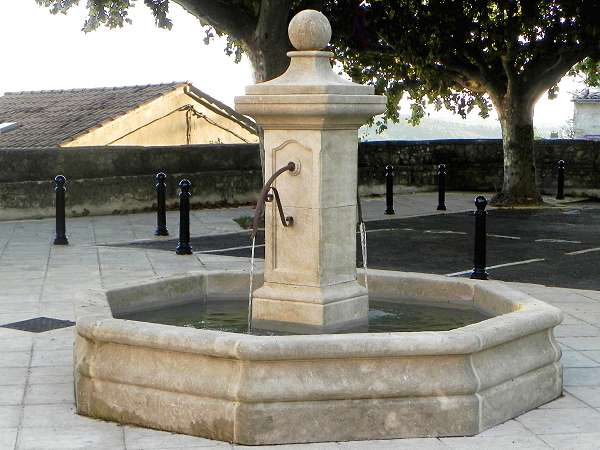 fontaine sur la place du village de pierrevert