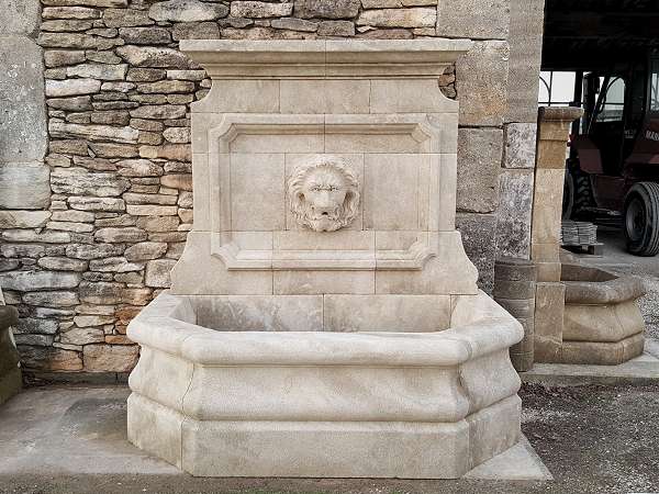 Grande fontaine en pierre avec Lion sculpté