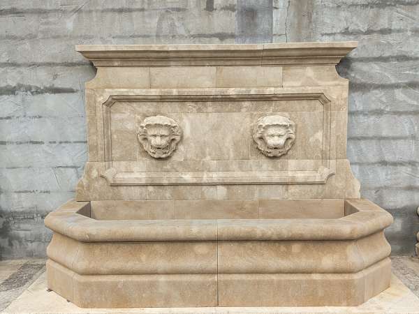 Imposante fontaine en pierre avec 2 lions sculptés