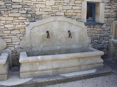 Fontaine murale avec 2 becs en fer forgés