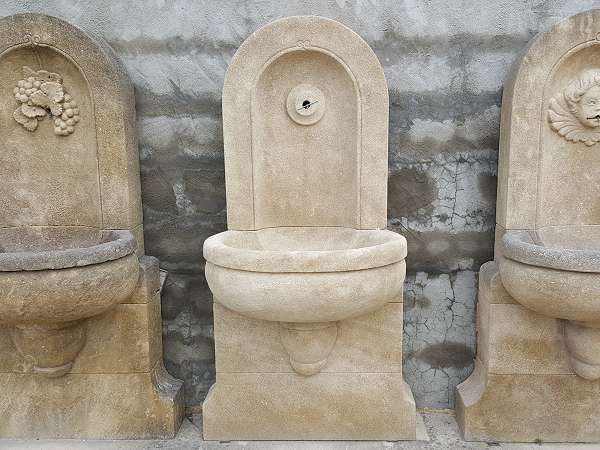 Fontaine avec vasque et dosseret en pierre