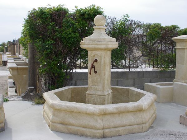 Fontaine de village centrale avec bassin en pierre de taille diamètre 2m00