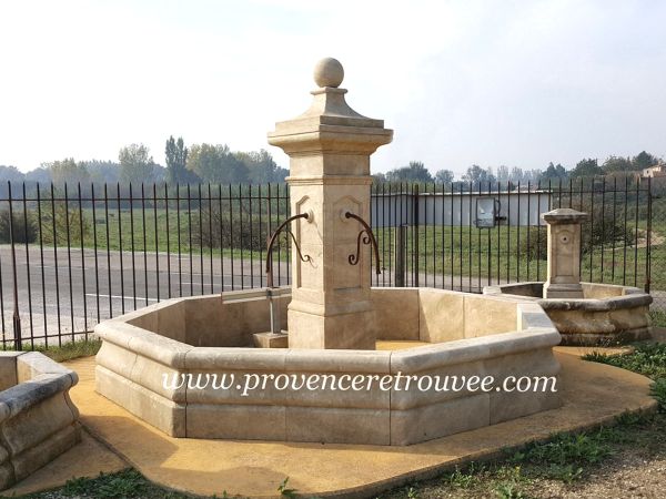 Fontaine de village provencal en pierre avec bassin diamètre 3m50