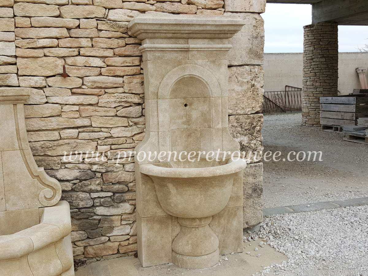 Grande fontaine murale pour robinet de jardin Luberon fon01-080 : La Grande Vasque est une fontaine imposante avec sa vasque monobloc. Mesurant 180cm de haut, elle habillera parfaitement votre point d'eau exterieur. Existe également en plus petit modèle. Une fabrication artisanale Provence Retrouvée.
