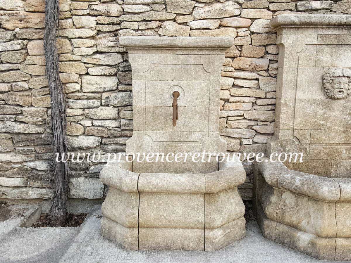 Petite fontaine murale en pierre de taille Cassis fon12-089 : Cette petite fontaine murale en pierre de taille disponible en 3 largeurs est idéale pour les petits exterieurs. Avec son joli bassin mouluré et son fronton rectangulaire sculpté, elle agrémentera votre jardin avec toute l'authenticité de la pierre naturelle.