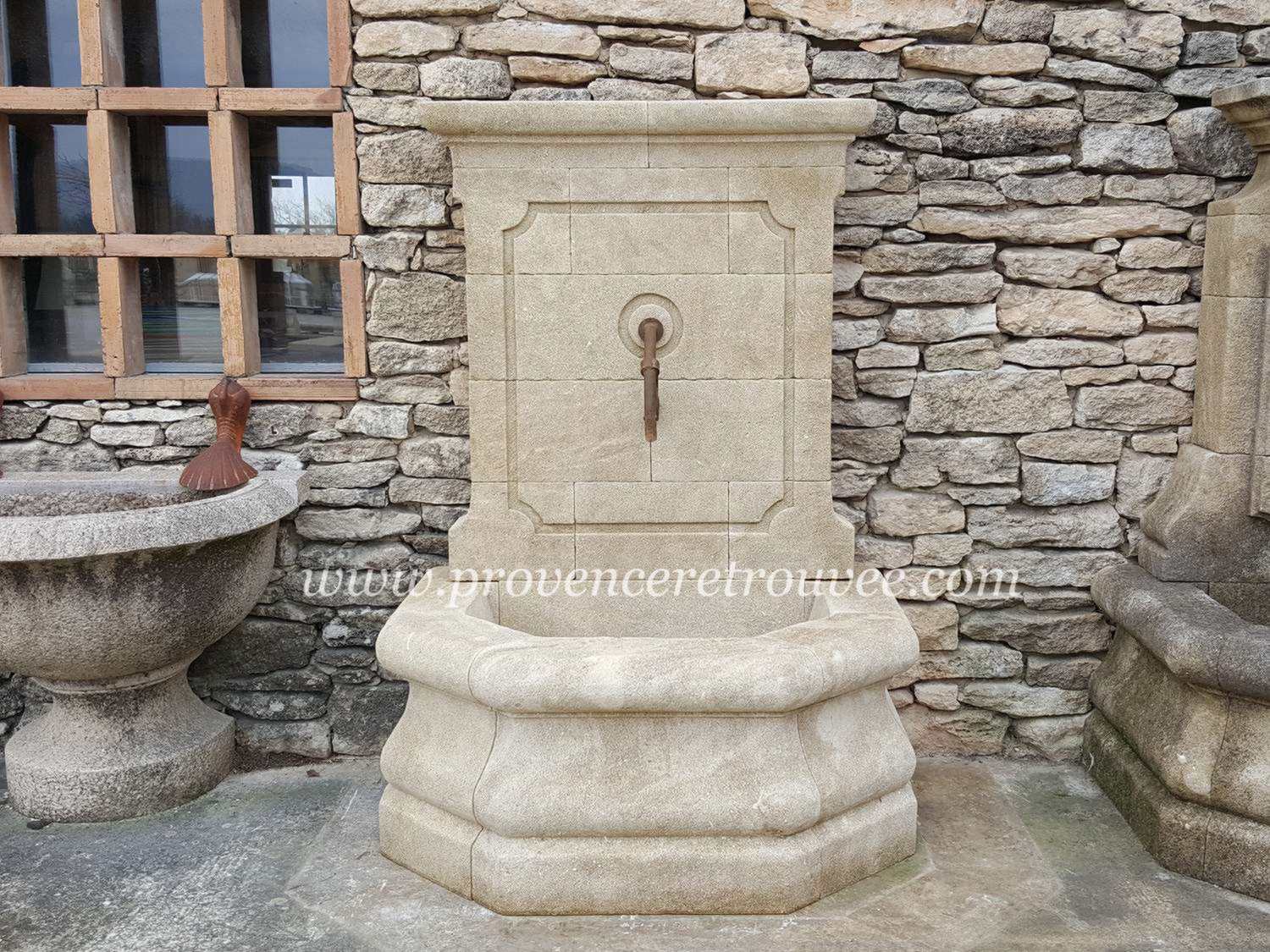 Petite fontaine murale en pierre naturelle Cassis fon12-096 : Cette petite fontaine murale en pierre naturelle disponible en 3 largeurs est idéale pour les petits exterieurs. Avec son joli bassin mouluré et son fronton rectangulaire sculpté, elle agrémentera votre jardin avec toute l'authenticité de la pierre de Provence.