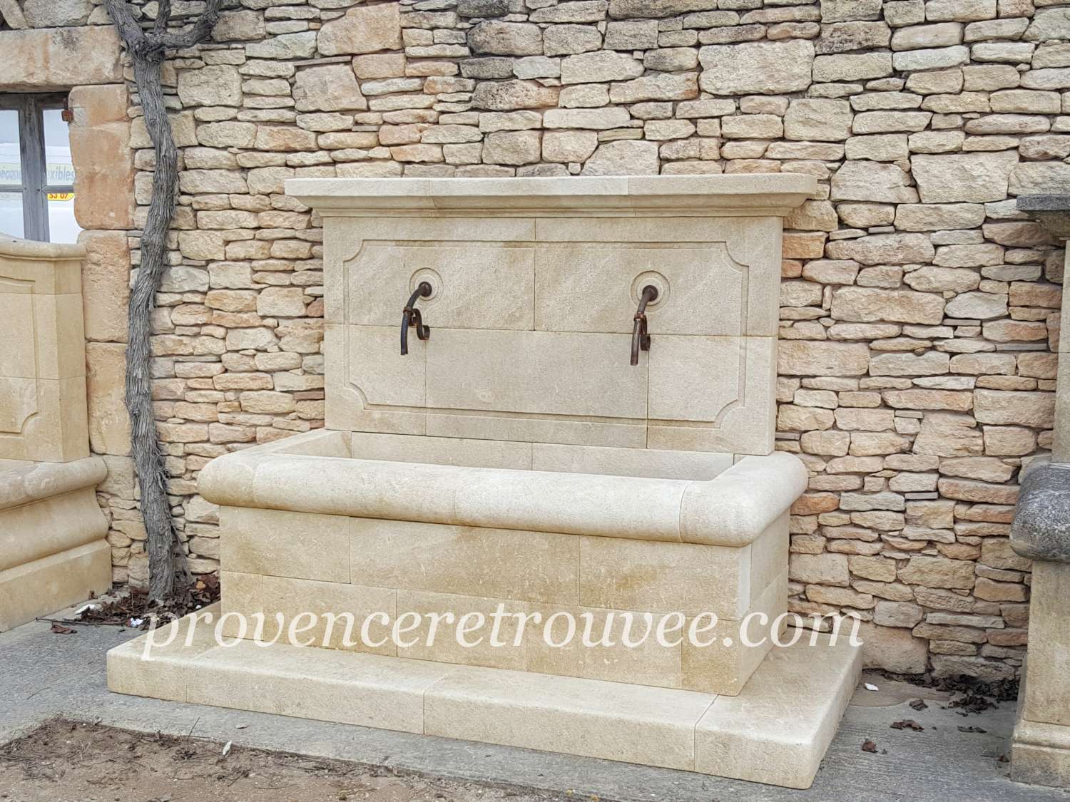 Grande fontaine extérieure en pierre avec chapiteau plat Arles fon20-204 : Avec son bassin 158x70cm posé sur une marche en pierre 204x95cm, cette grande fontaine d'exterieur en pierre naturelle pleine de charme est l'élément idéal pour donner à votre jardin l'âme authentique des villages de Provence.