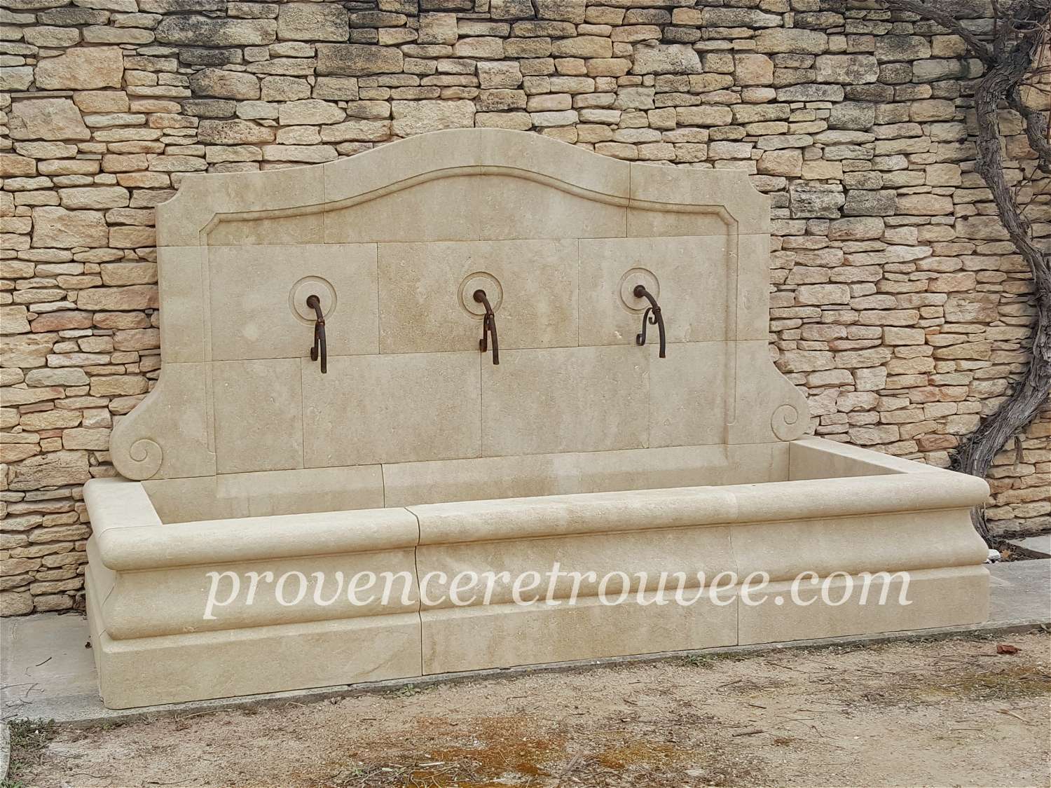 Grande fontaine en pierre 3 mètres de large Cannes fon23-300 : Imposante fontaine murale en pierre de taille d'une largeur totale de 3 mètres, idéale pour habiller un grand mur