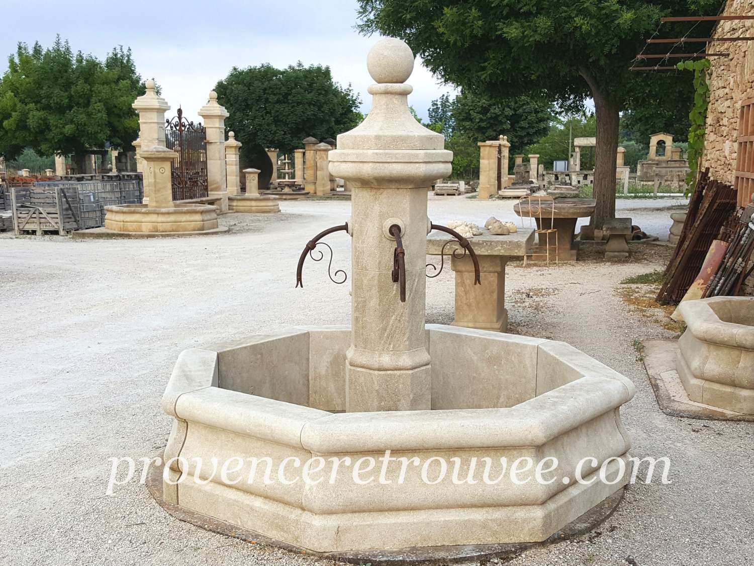 Fontaine centrale en pierre L'Octogonale 200  fonc-O-200