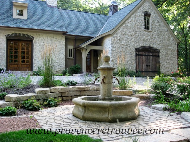 exemple d'une fontaine centrale en pierre installée sur la terrasse d'un jardin aux USA