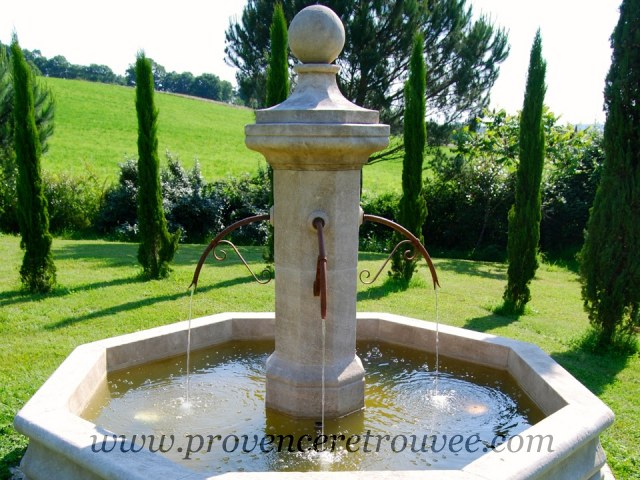 exemple d'une fontaine ronde en pierre naturelle de provence