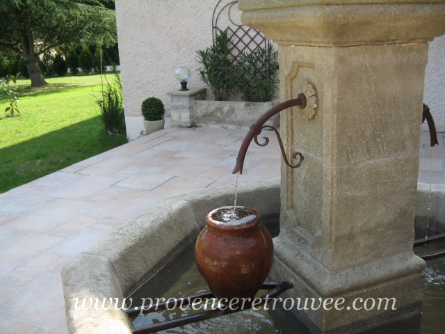 Nos fontaines peuvent être équipées de porte seau en fer forgé comme les fontaines d'antan...