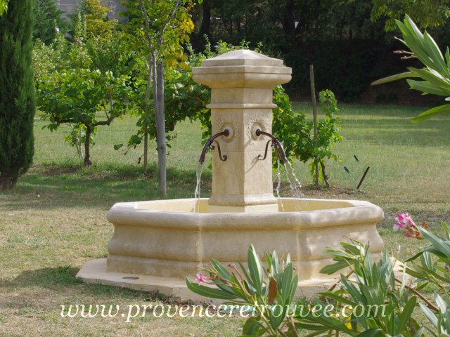 idée de fontaine centrale en pierre naturelle de provence