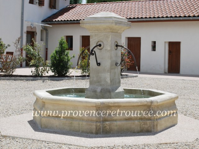 exemple d'une fontaine centrale avec bassin octogonal en pierre de taille