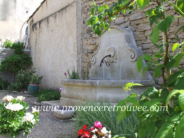 idée de fontaine de jardin en pierre installée contre un mur près de bordeaux en gironde