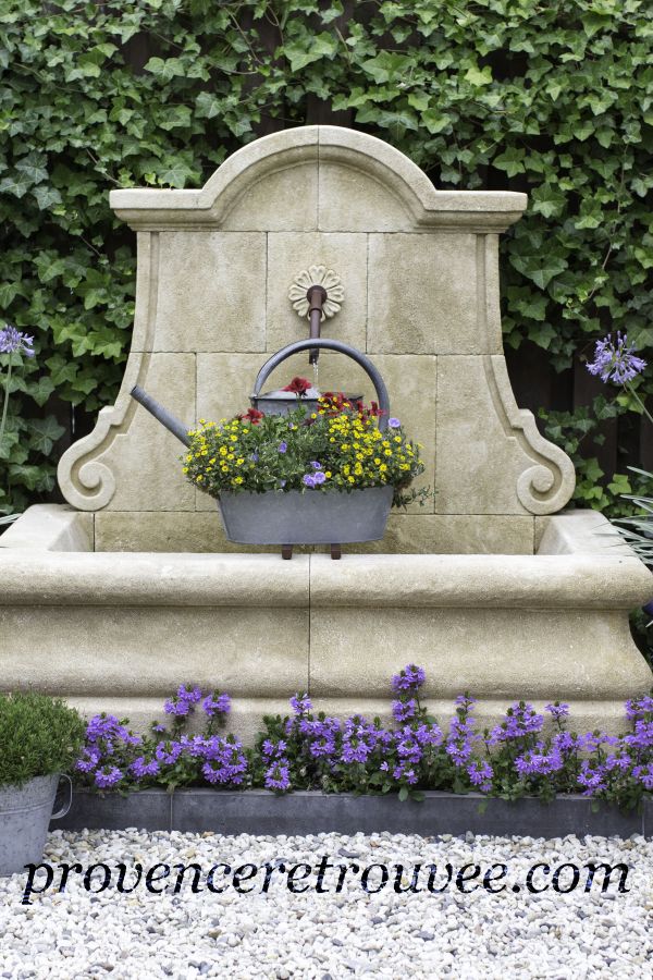 Fontaine avec dosseret en pierre installée en circuit fermé
