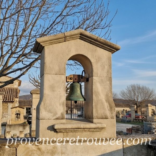 Clocher en pierre avec sa cloche ancienne en bronze sur joug en chêne restauré - largeur 100 cm × hauteur 142 cm × profondeur 35 cm