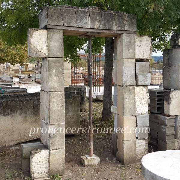 Encadrement de porte ancien en pierre de Provence