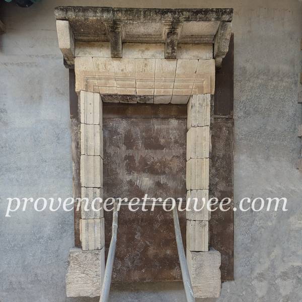 Encadrement de porte d'entrée en pierre de taille
