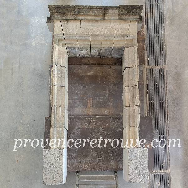 Encadrement de porte d'entrée en pierre ancien