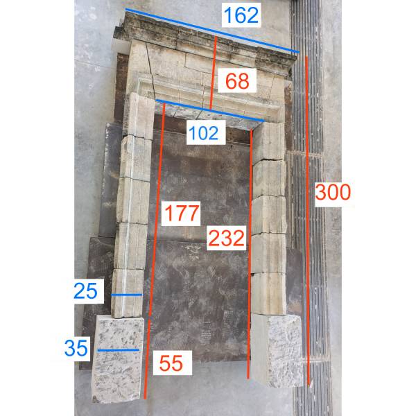 Encadrement de porte d'entrée en pierre ancien