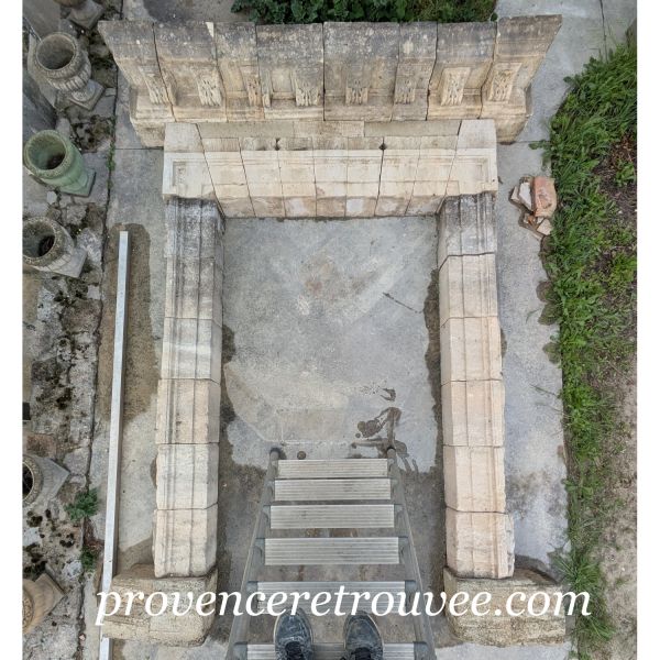 encadrement ancien en pierre pour une grande porte d'entrée principale