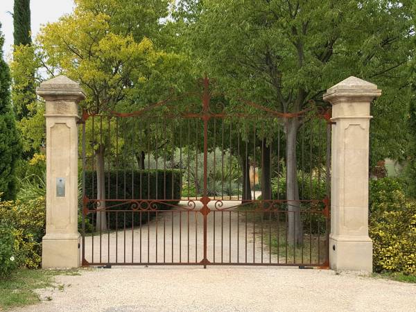L'entrée de ce domaine est marquée par un portail en fer forgé avec 4 mètres de passage et des grands piliers en pierre de plus de 3 mètres de haut.